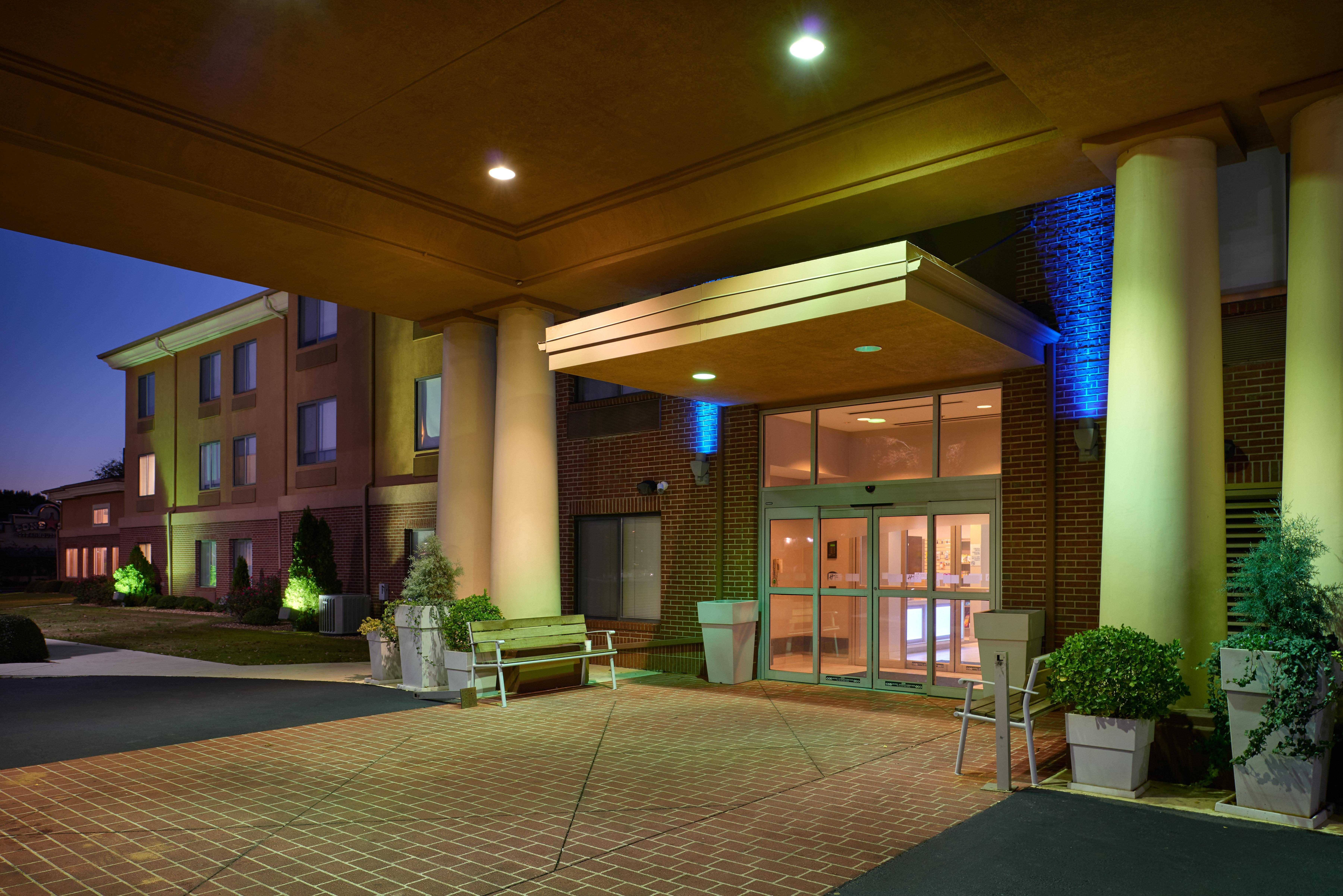 Holiday Inn Express Hotel & Suites Anniston/Oxford By Ihg Exterior photo