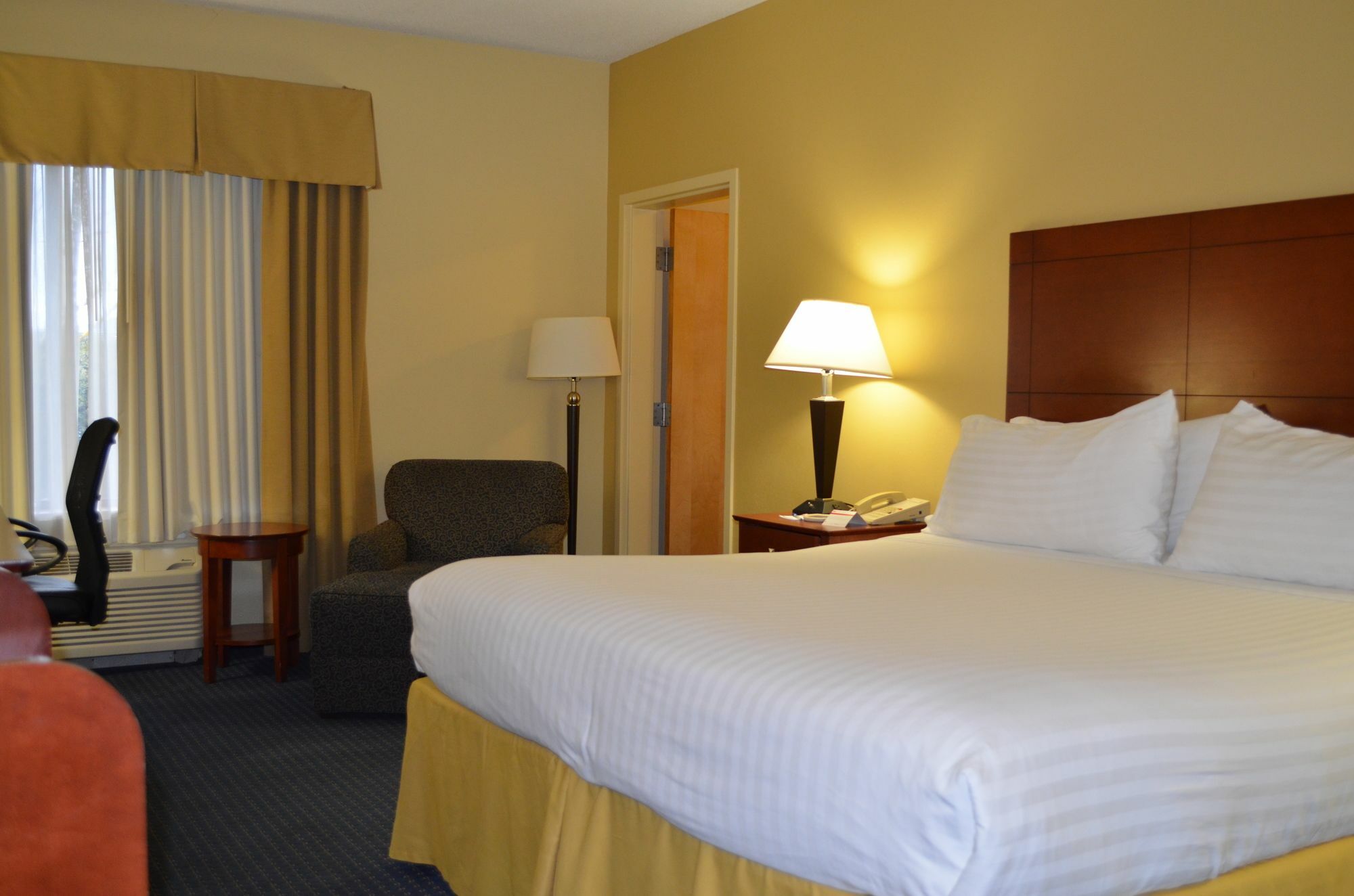 Holiday Inn Express Hotel & Suites Anniston/Oxford By Ihg Exterior photo